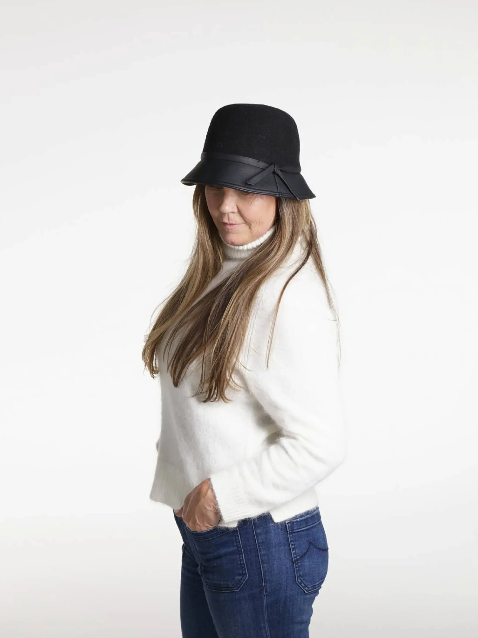 Bøttehatt med leatherlook lenke