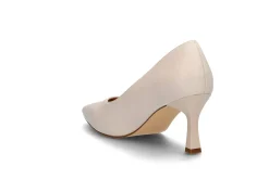 Elegant pumps