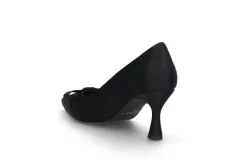 Elegant pumps